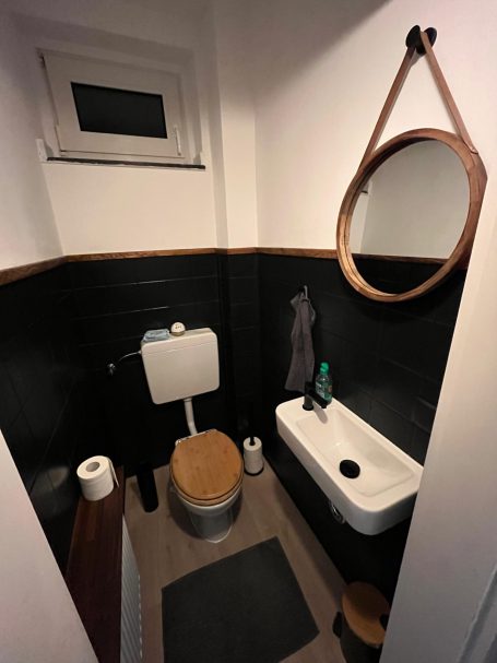 Handwerker bei der Gestaltung eines WC oder Bades.

