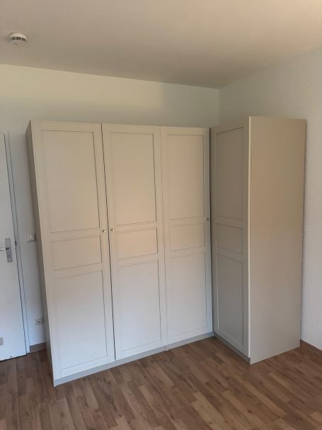 Professionelle Montage einer Küchenzeile durch einen Handwerker.