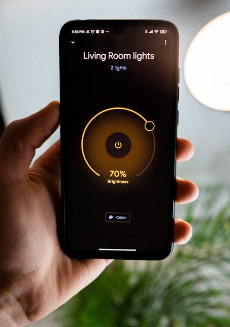 Smart-Home-App auf dem Smartphone zur Steuerung von Beleuchtung wie Philips Hue.