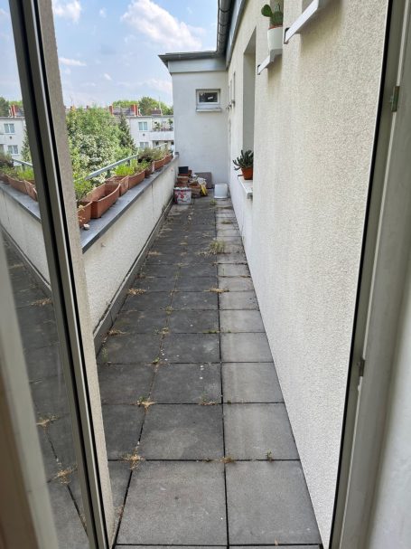 Handwerker bei der Beratung zur Balkongestaltung.
