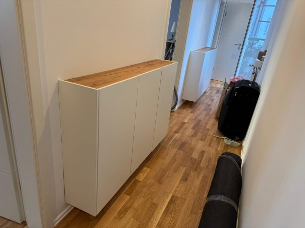 Professionelle Montage eines Schuhschranks