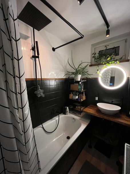 Handwerker bei der Gestaltung eines WC oder Bades.