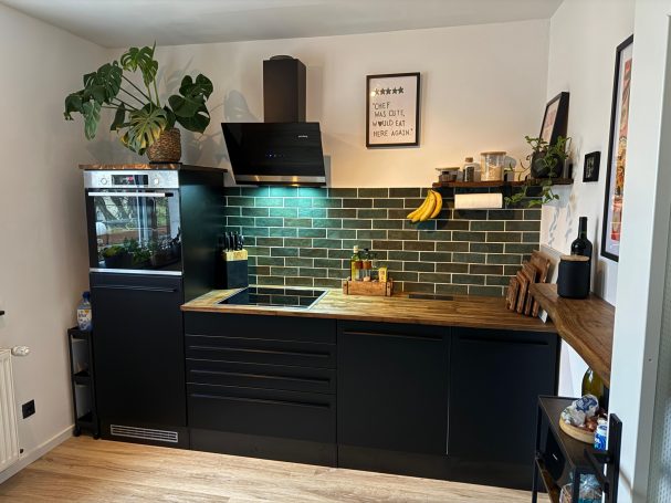 Professionelle Montage einer Küchenzeile durch einen Handwerker.