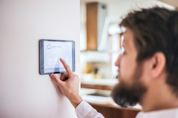 An der Wand montiertes Tablet zur zentralen Steuerung eines Smart-Home-Systems.
