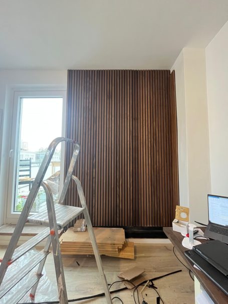 Montage von Akustikpaneelen an der Wand durch einen Handwerker.