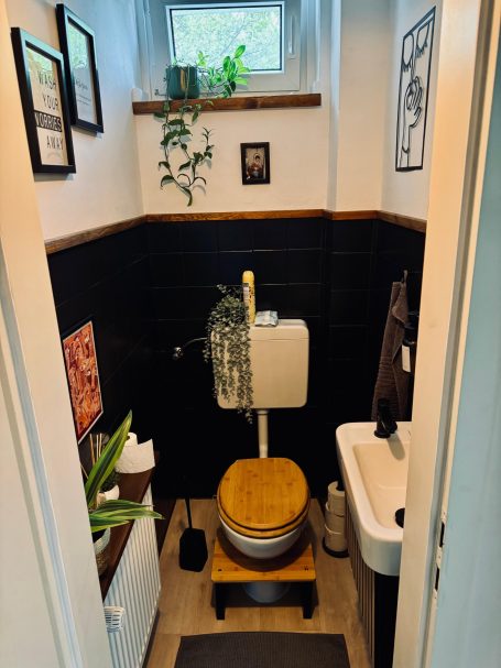 Handwerker bei der Gestaltung eines WC oder Bades.

