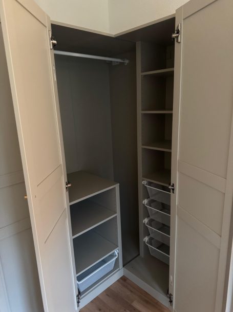 IKEA PAX Eckschrank aufgebaut und montiert