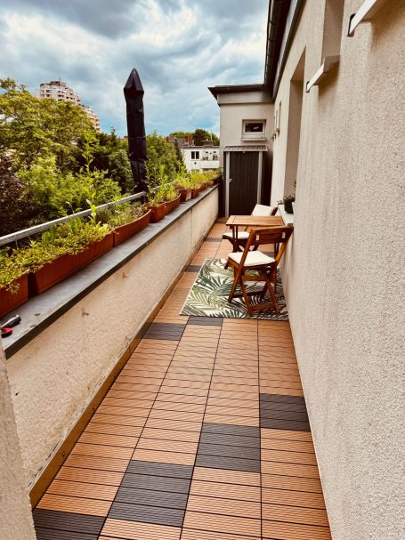 Handwerker bei der Beratung zur Balkongestaltung.

