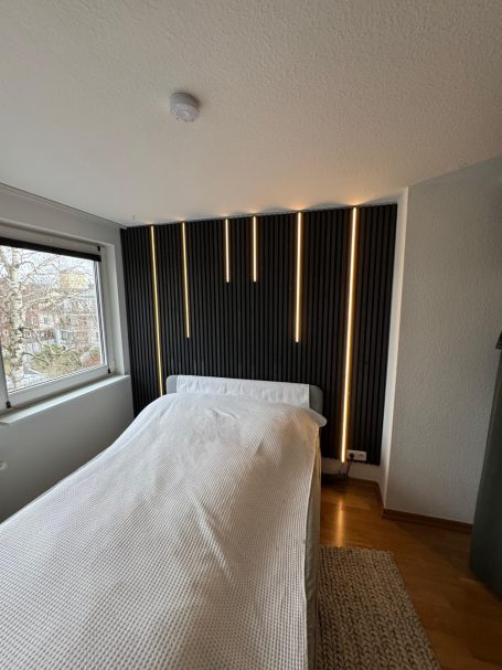 Montierte Akustikpaneele mit integrierten LED-Streifen und Wandsensor zur Steuerung. Montierte Akustikpaneele mit integrierten LED-Streifen und Wandsensor zur Steuerung.