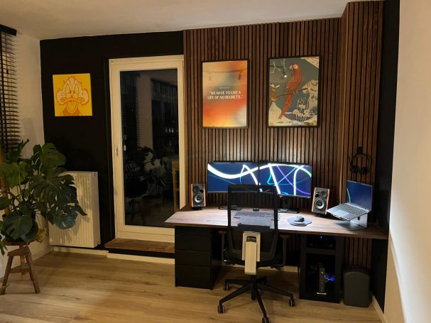 Arbeitszimmer mit Akustikpaneelen & Schreibtisch Arbeitszimmer mit montierten Akustikpaneelen und Schreibtisch mit massiver Arbeitsplatte samt Eck-Ausschnitt.