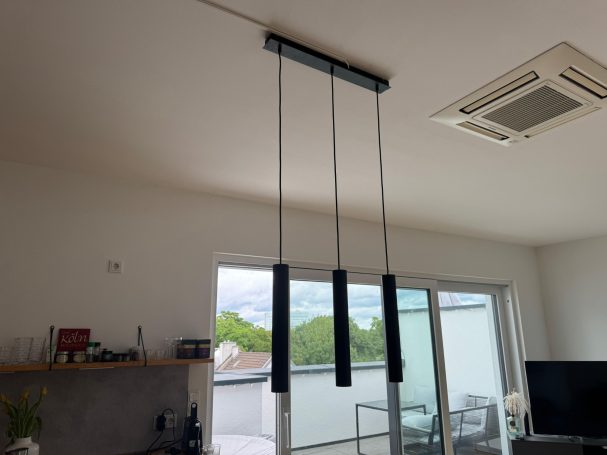 Professionelle Montage einer Pendelleuchte an der Decke.