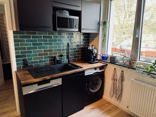 Professionelle Montage einer Küchenzeile durch einen Handwerker.