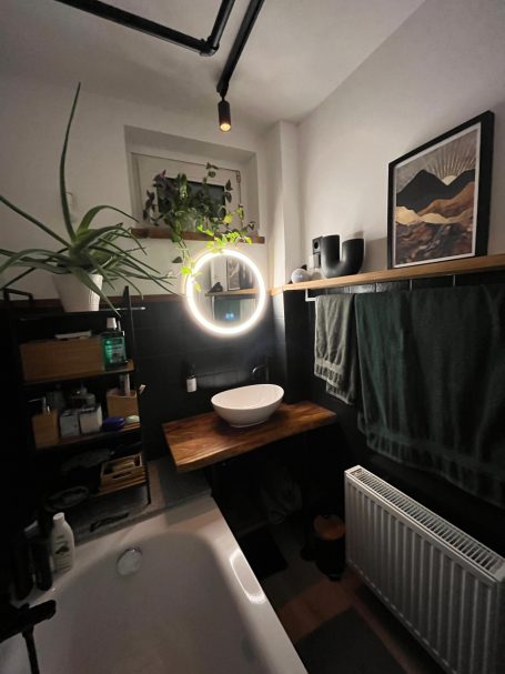 Handwerker bei der Gestaltung eines WC oder Bades.