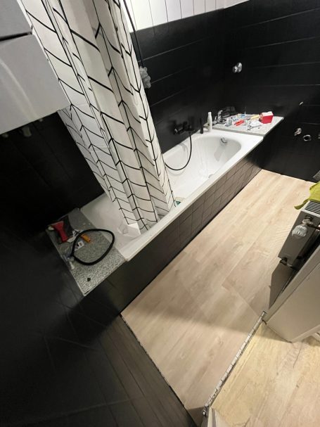 Handwerker bei der Gestaltung eines WC oder Bades.

