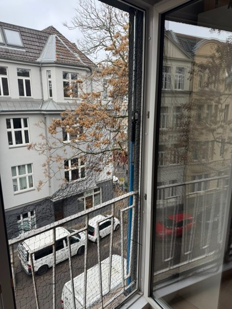 Katzennetz-Montage ohne Bohren an bodentiefer Fenstertür mit stabiler Montagestütze