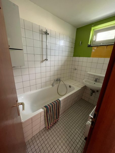 Handwerker bei der Gestaltung eines WC oder Bades.

