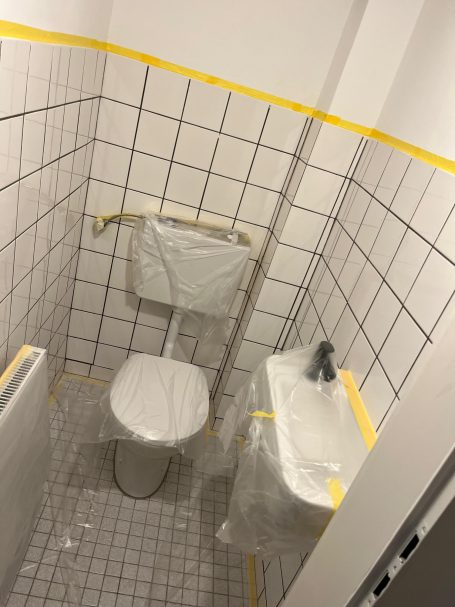 Handwerker bei der Gestaltung eines WC oder Bades.

