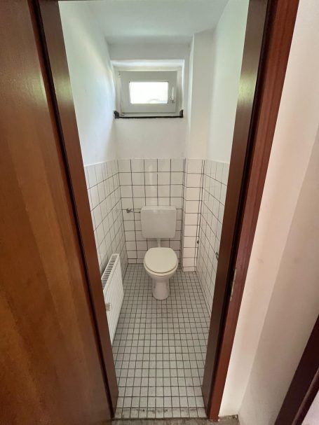 Handwerker bei der Gestaltung eines WC oder Bades.

