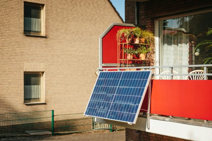 Balkonkraftwerk auf Balkon montiert Balkonkraftwerk auf Balkon eines Wohnhauses montiert